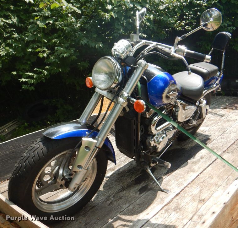 image for item KW9954 2000 Suzuki Marauder  motorcycle