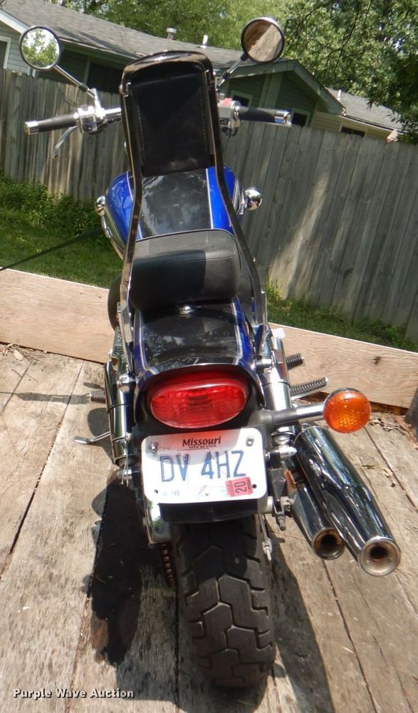 image for item KW9954 2000 Suzuki Marauder  motorcycle