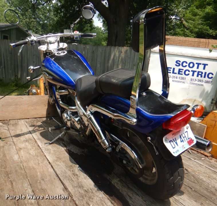 image for item KW9954 2000 Suzuki Marauder  motorcycle