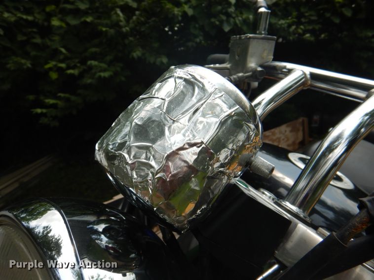 image for item KW9954 2000 Suzuki Marauder  motorcycle