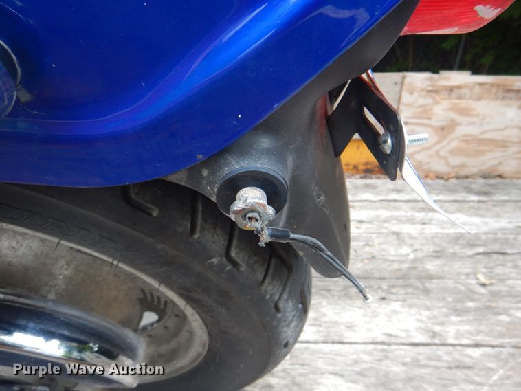 image for item KW9954 2000 Suzuki Marauder  motorcycle