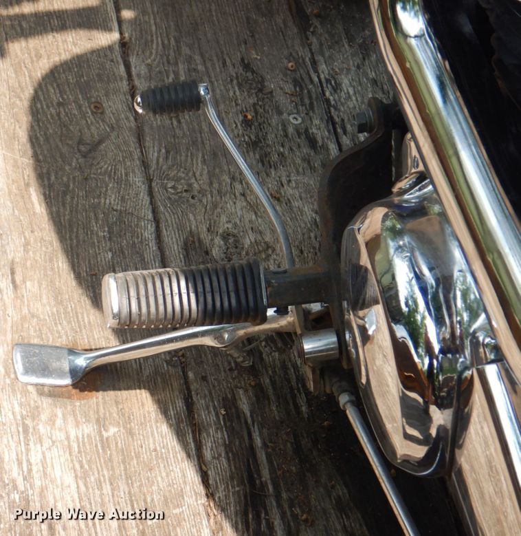 image for item KW9954 2000 Suzuki Marauder  motorcycle