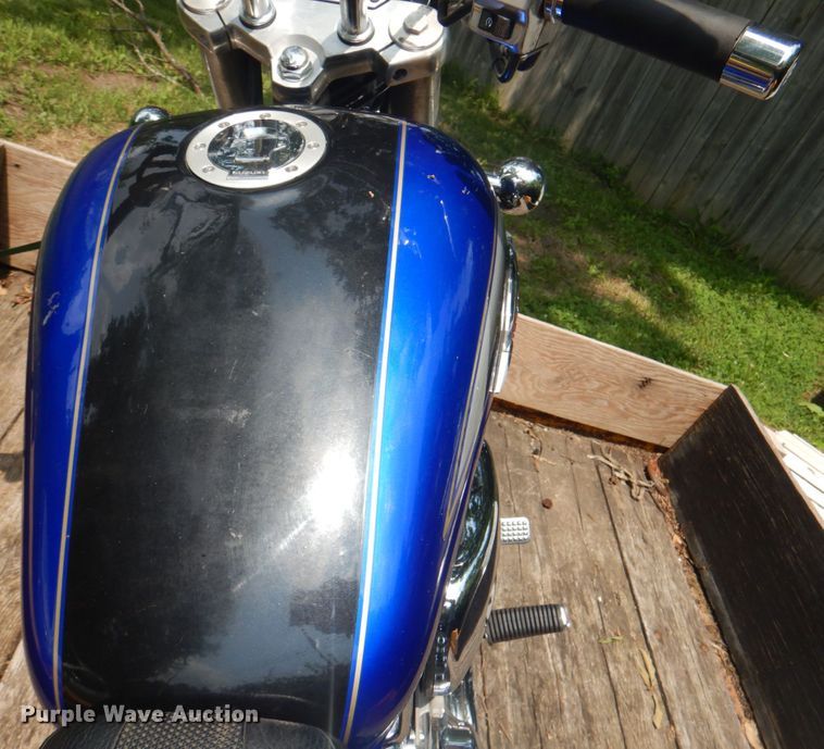 image for item KW9954 2000 Suzuki Marauder  motorcycle