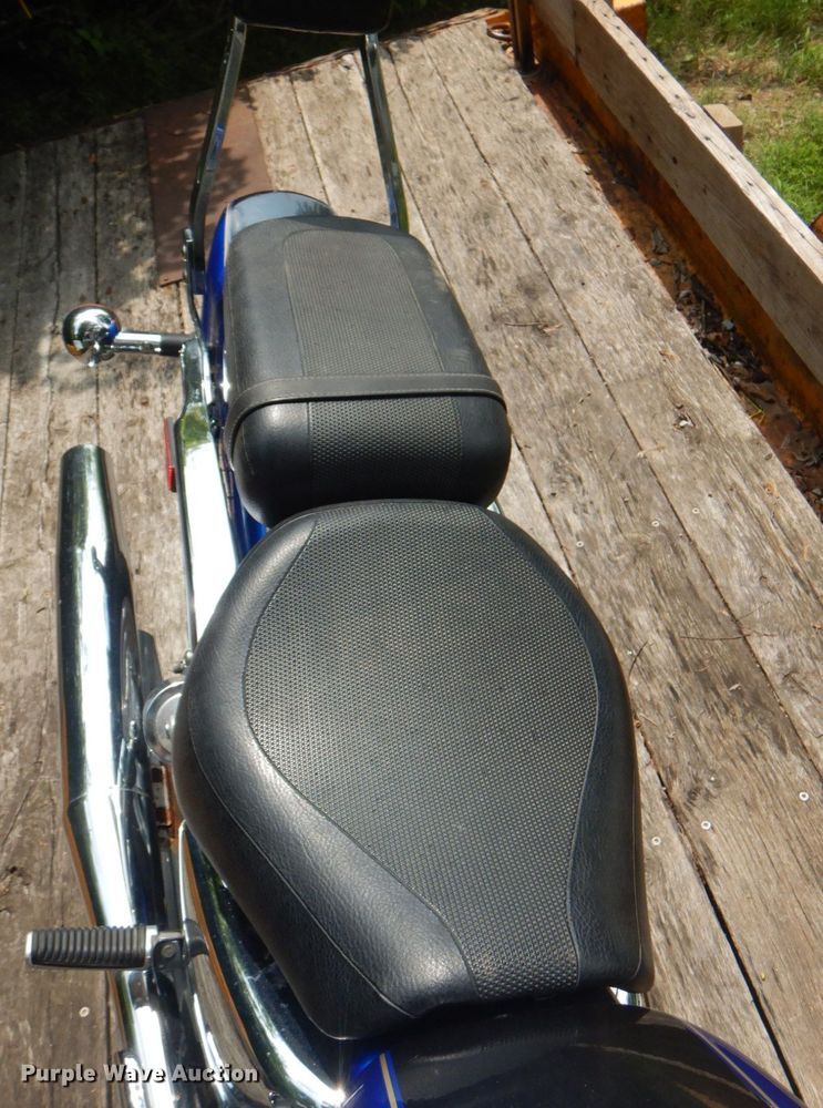 image for item KW9954 2000 Suzuki Marauder  motorcycle