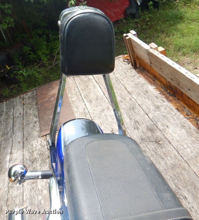 image for item KW9954 2000 Suzuki Marauder  motorcycle