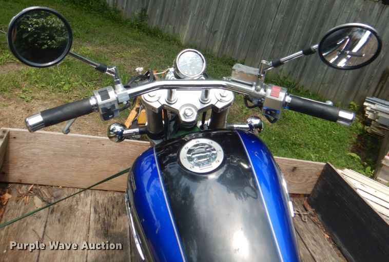 image for item KW9954 2000 Suzuki Marauder  motorcycle