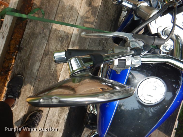 image for item KW9954 2000 Suzuki Marauder  motorcycle