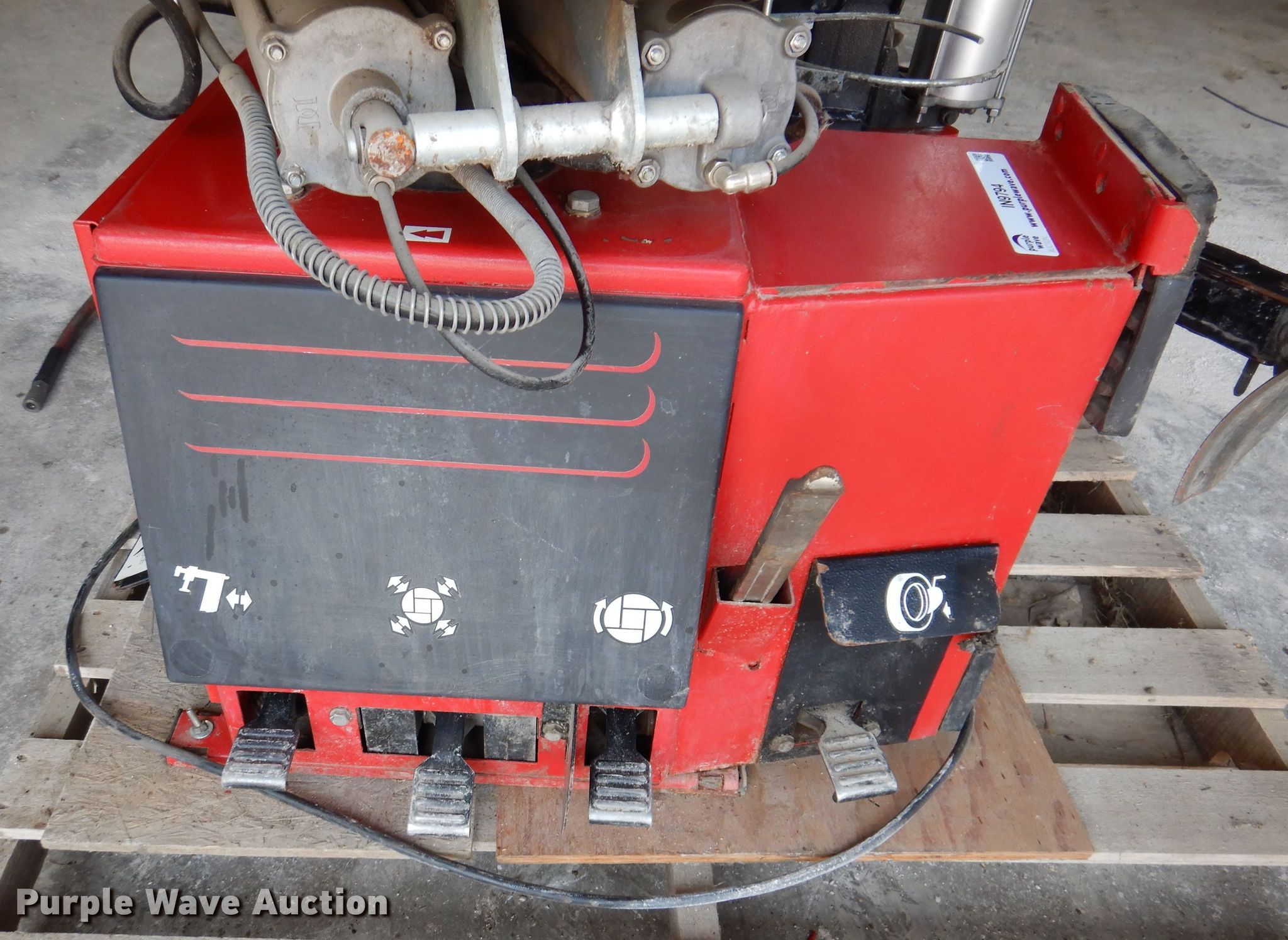 Snap On EEWH311B tire machine in Exira, IA Item IN9794 sold Purple Wave