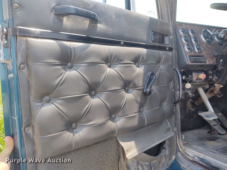 image for item BY9367 1999 International 9200 Eagle  semi truck