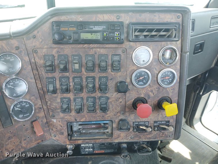 image for item BY9367 1999 International 9200 Eagle  semi truck