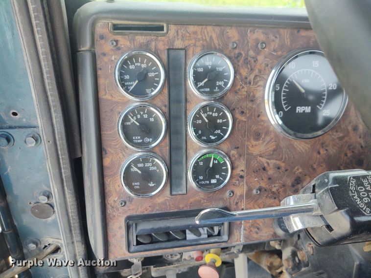 image for item BY9367 1999 International 9200 Eagle  semi truck