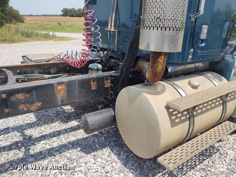 image for item BY9367 1999 International 9200 Eagle  semi truck