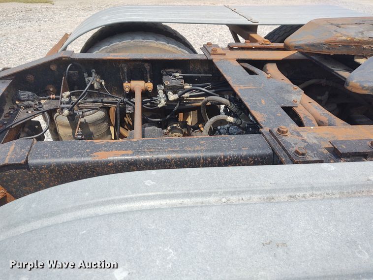 image for item BY9367 1999 International 9200 Eagle  semi truck