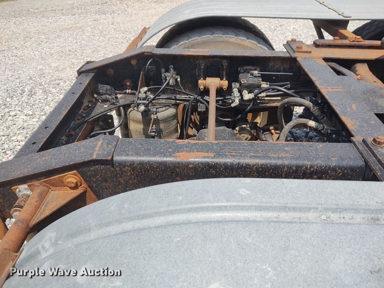 image for item BY9367 1999 International 9200 Eagle  semi truck