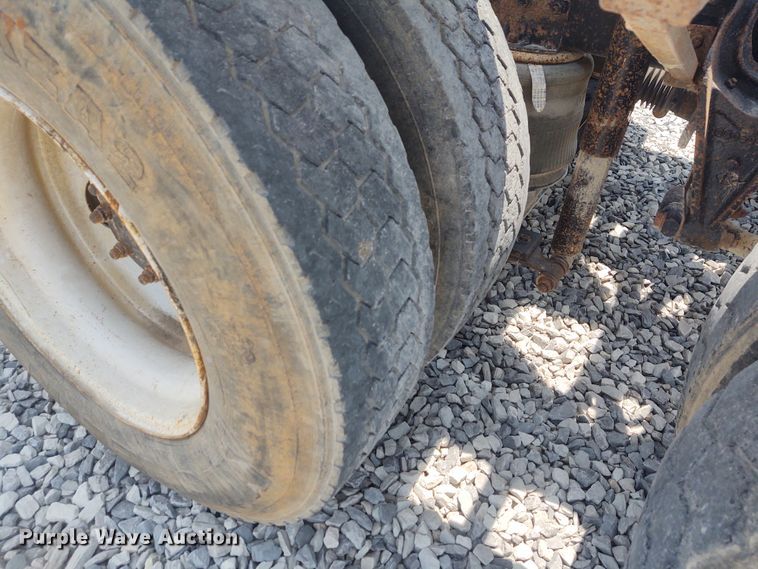 image for item BY9367 1999 International 9200 Eagle  semi truck