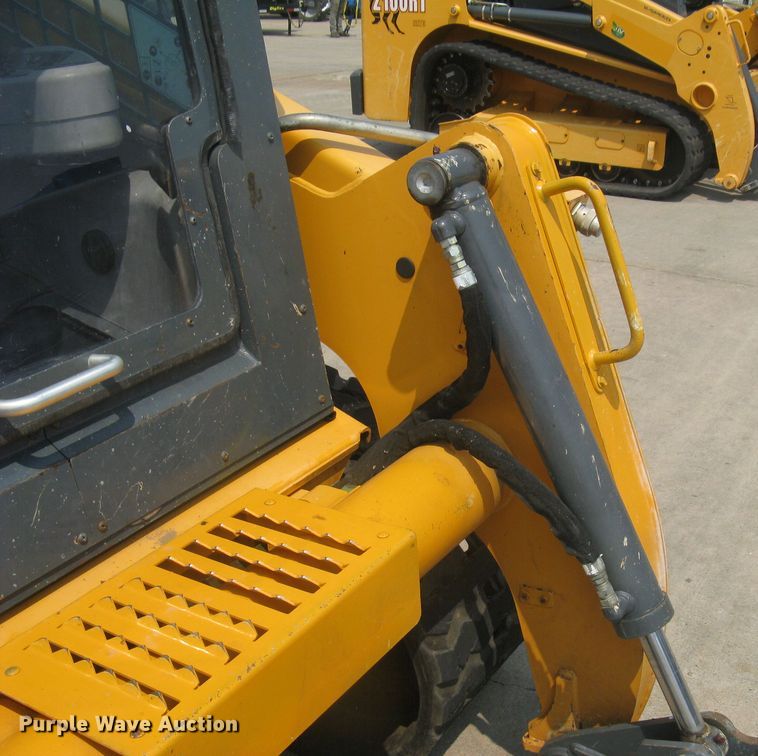 image for item DG5289 2017 Mustang 2100RT NXT3  skid steer loader