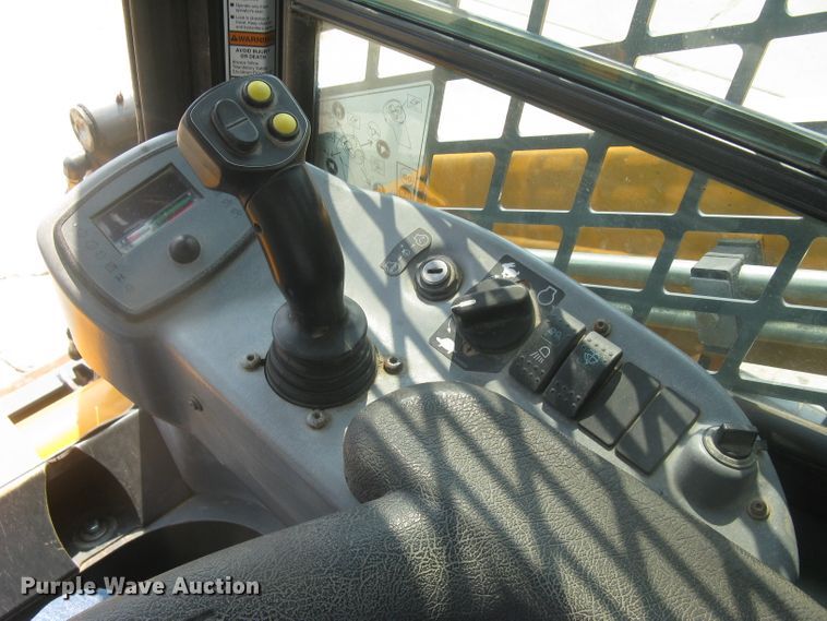 image for item DG5289 2017 Mustang 2100RT NXT3  skid steer loader