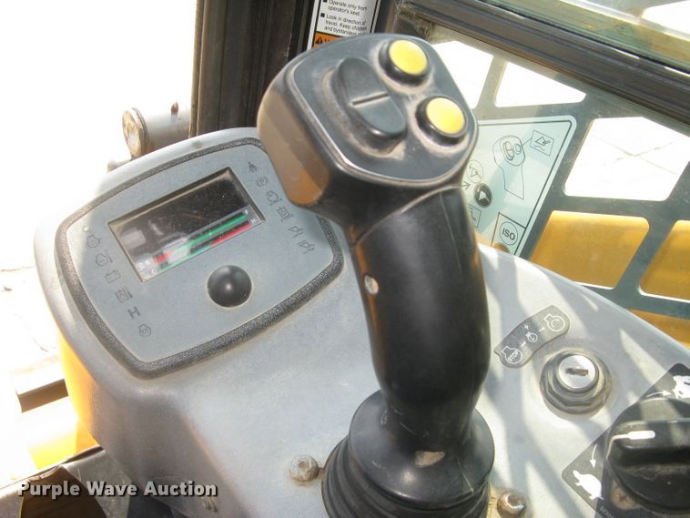 image for item DG5289 2017 Mustang 2100RT NXT3  skid steer loader