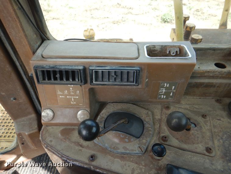 image for item DH7263 1984 Caterpillar D8L  dozer