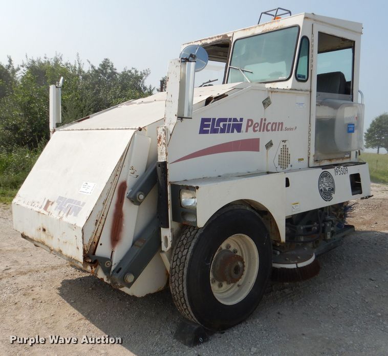 image for item DL3424 2002 Elgin Pelican Series P  street sweeper