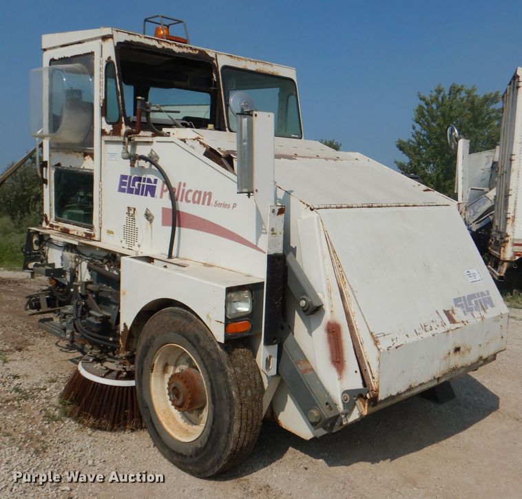 image for item DL3424 2002 Elgin Pelican Series P  street sweeper