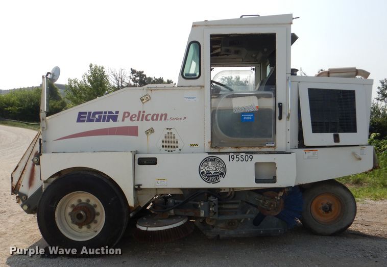 image for item DL3424 2002 Elgin Pelican Series P  street sweeper