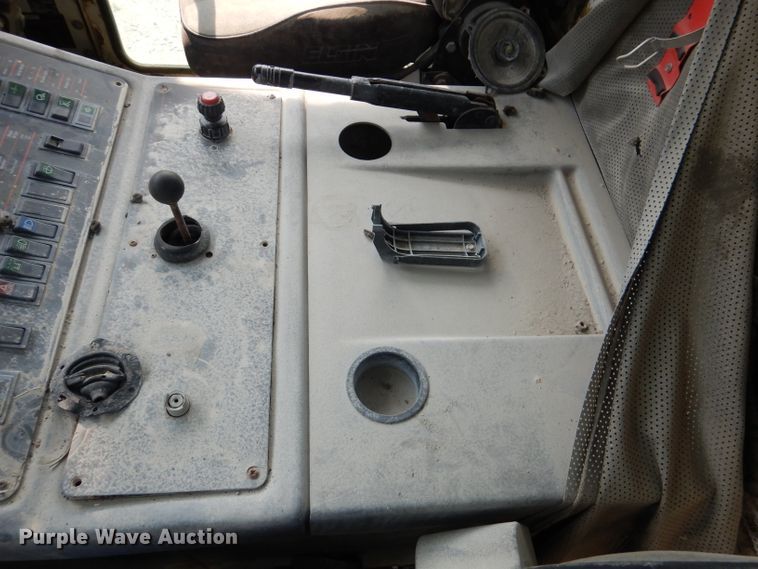 image for item DL3424 2002 Elgin Pelican Series P  street sweeper