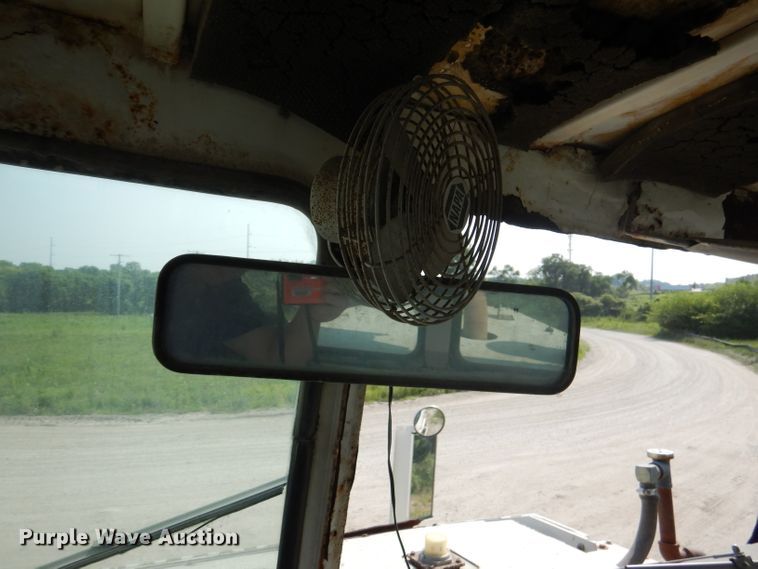 image for item DL3424 2002 Elgin Pelican Series P  street sweeper