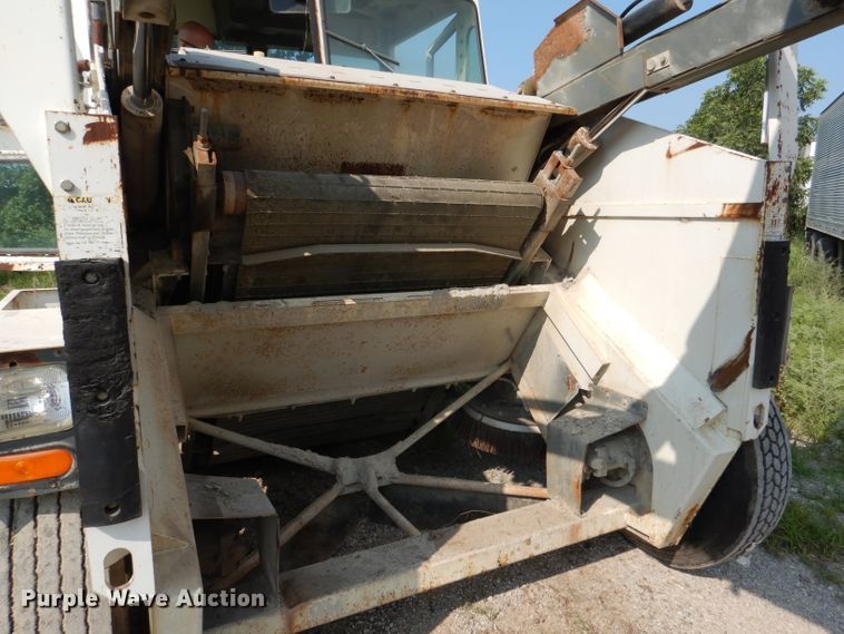 image for item DL3424 2002 Elgin Pelican Series P  street sweeper