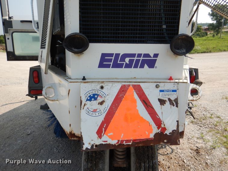 image for item DL3424 2002 Elgin Pelican Series P  street sweeper