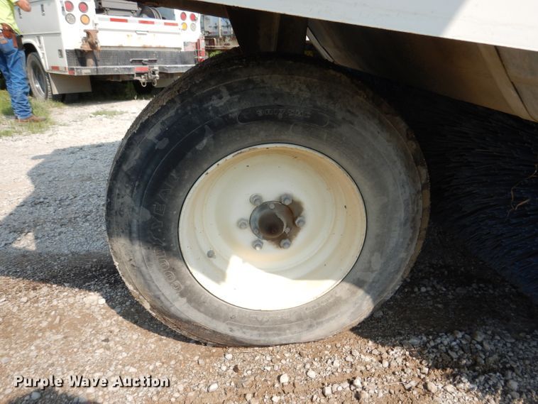 image for item DL3424 2002 Elgin Pelican Series P  street sweeper