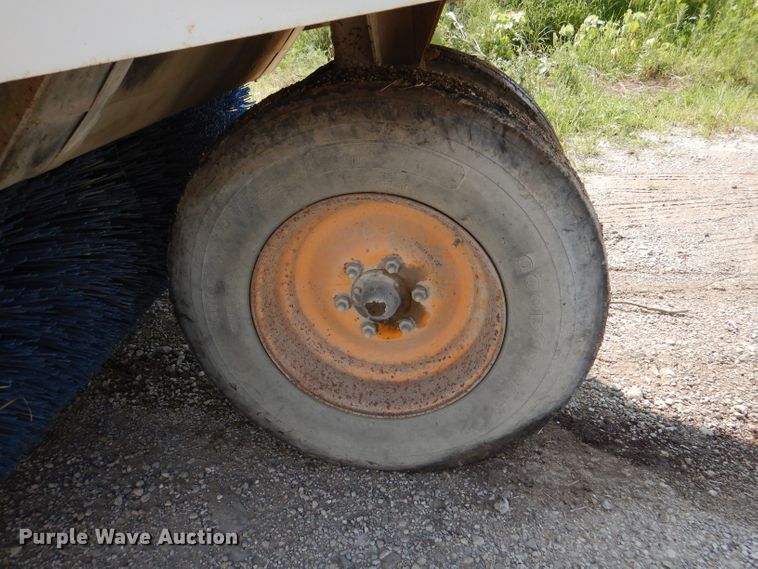 image for item DL3424 2002 Elgin Pelican Series P  street sweeper