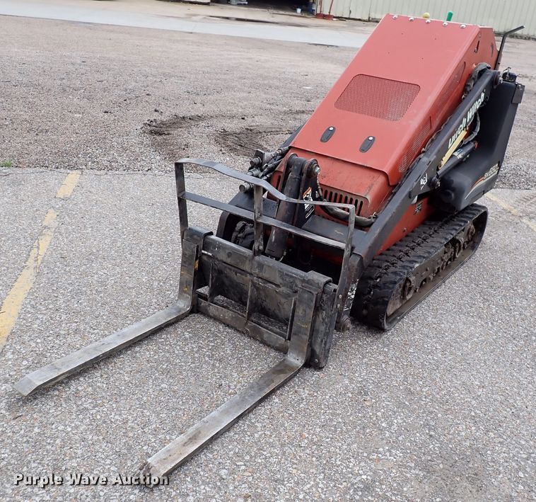 image for item DL7611 2006 Ditch Witch SK650  compact utility loader
