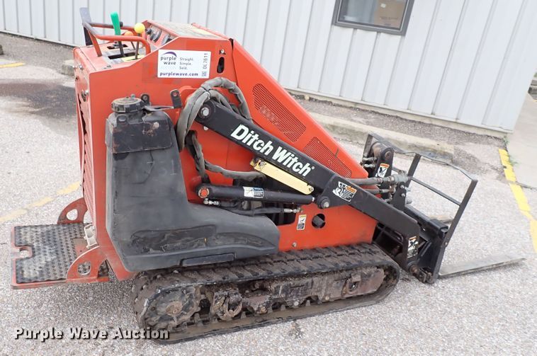image for item DL7611 2006 Ditch Witch SK650  compact utility loader