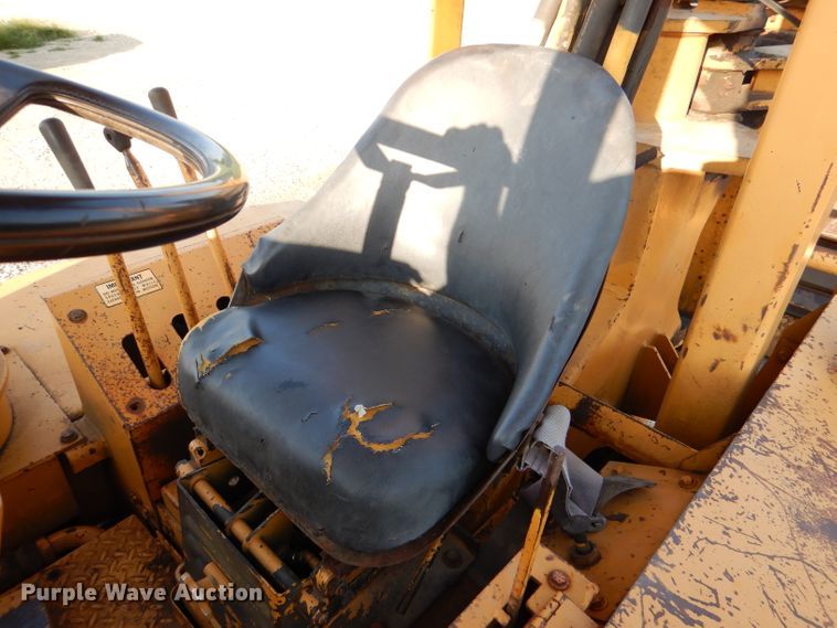 image for item DM0497 International 412B  elevating scraper