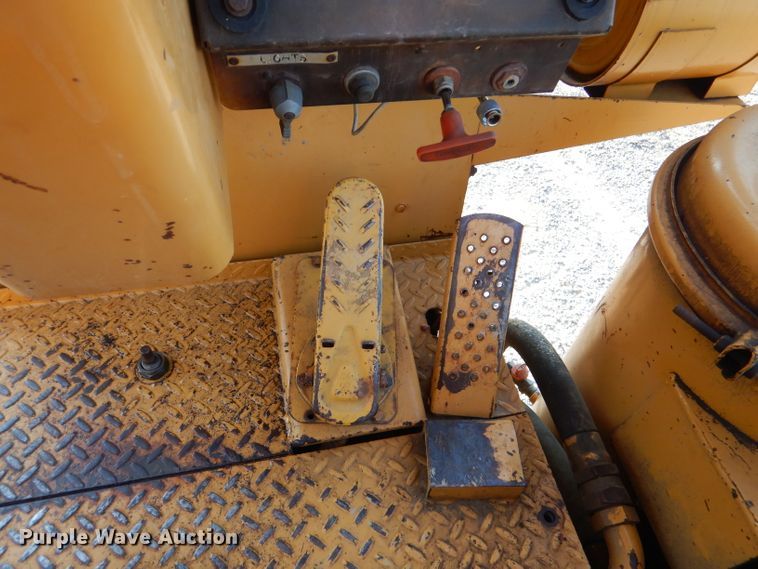 image for item DM0497 International 412B  elevating scraper