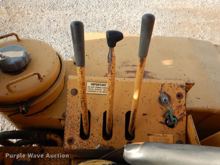 image for item DM0497 International 412B  elevating scraper