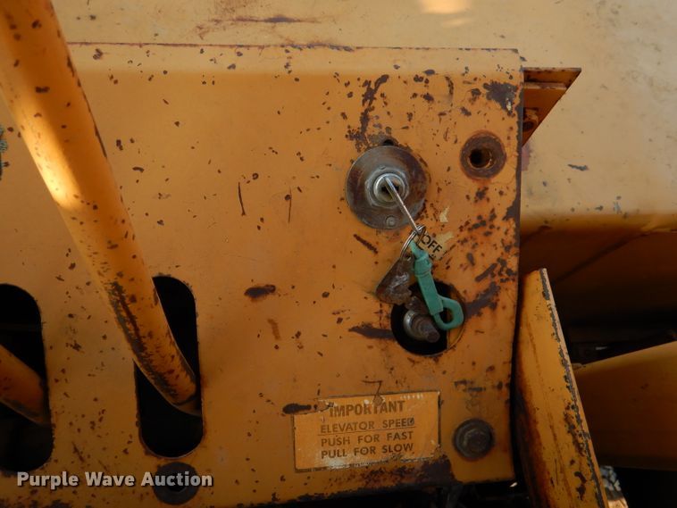 image for item DM0497 International 412B  elevating scraper