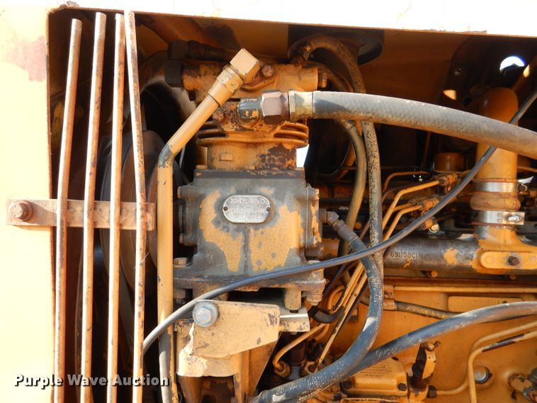 image for item DM0497 International 412B  elevating scraper