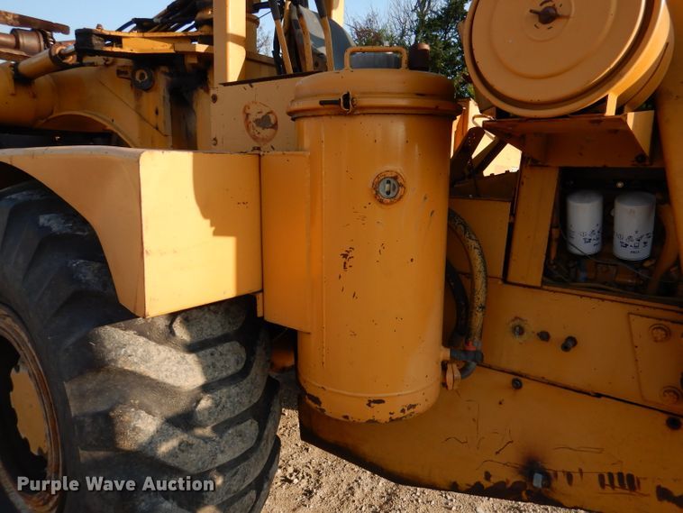 image for item DM0497 International 412B  elevating scraper