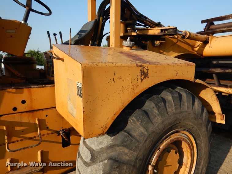 image for item DM0497 International 412B  elevating scraper