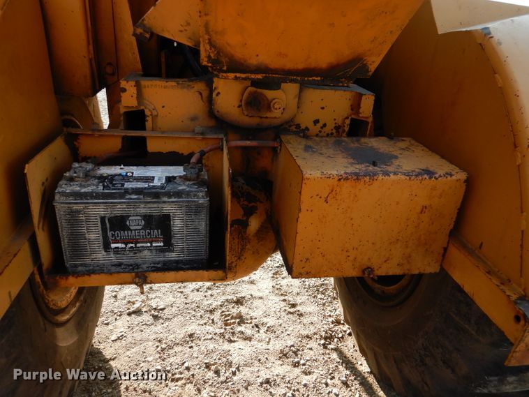 image for item DM0497 International 412B  elevating scraper