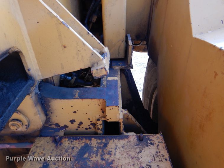 image for item DM0497 International 412B  elevating scraper