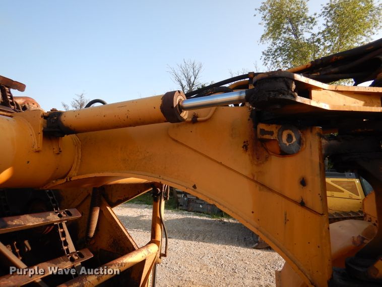 image for item DM0497 International 412B  elevating scraper