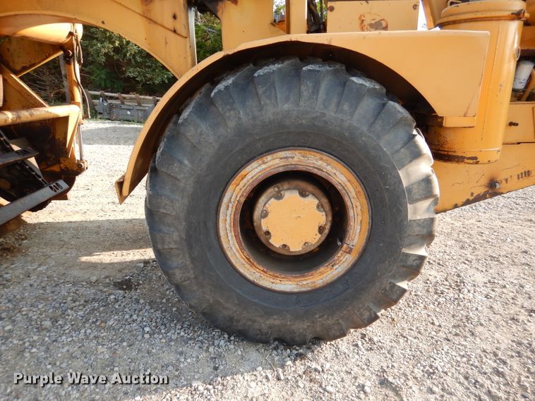 image for item DM0497 International 412B  elevating scraper