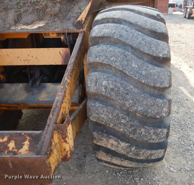 image for item DM0497 International 412B  elevating scraper