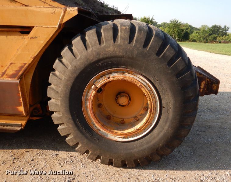 image for item DM0497 International 412B  elevating scraper