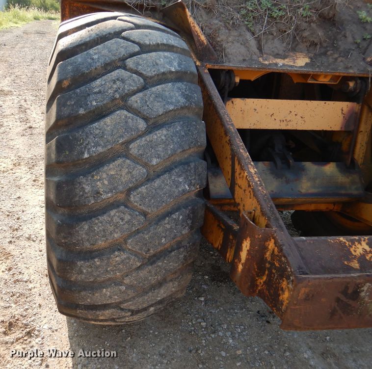 image for item DM0497 International 412B  elevating scraper