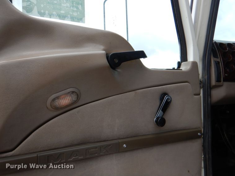 image for item DM3896 2006 Mack CHN613  dump truck