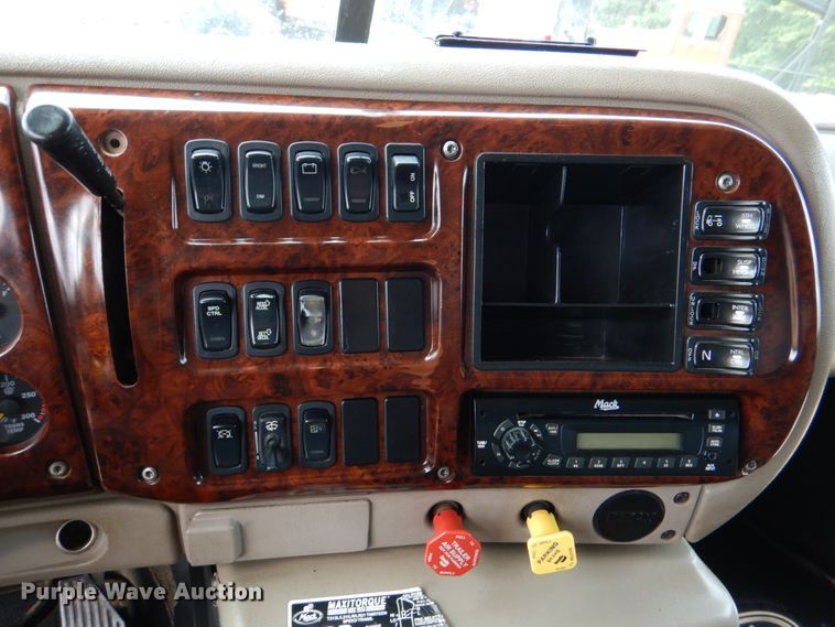 image for item DM3896 2006 Mack CHN613  dump truck